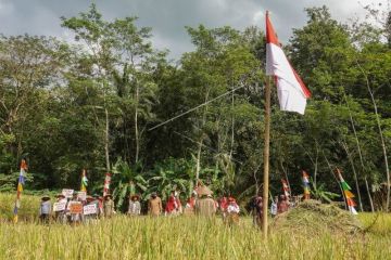 Upacara peringatan HUT RI oleh para petani