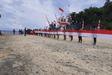 Bendera Merah Putih sepanjang 545 meter dibentangkan di Pulau Sangihe