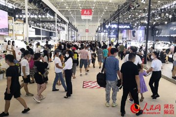 Ratusan mobil model baru dipamerkan secara luring di CCIA Wuhan