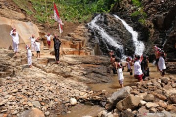 Peringatan HUT Kemerdekaan RI di air terjun