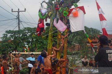 LOMBA PANJAT POHON PISANG