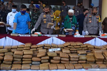 Pemusnahan ganja selundupan dari Aceh