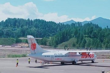 Pesawat komersial mendarat perdana di Bandara Toraja