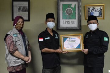 Relawan COVID-19 terima penghargaan dari LPBI NU