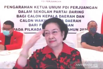 Megawati pamer buku agar calon kepala daerah paham politik kebangsaan