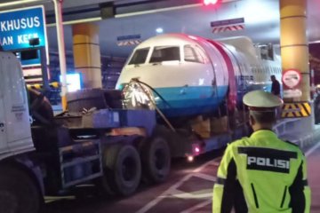 Truk pengangkut pesawat N250 tersendat di Gerbang Tol Banyumanik