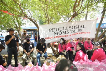 Warga pesisir Muaragembong-Bekasi dibantu sembako istri alumni Akpol