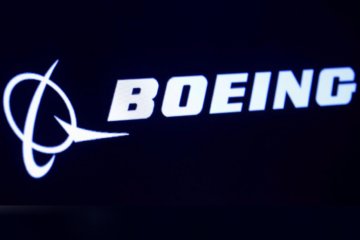 Boeing uji coba perangkat genggam UV untuk bersihkan kokpit dan kabin