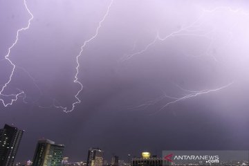 BMKG keluarkan peringatan hujan disertai petir dan angin di Jakarta