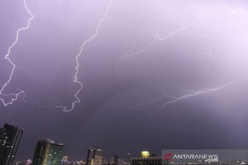 Ahad, Jakarta diintai hujan berpetir siang-malam