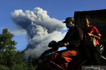 Gunung Sinabung luncurkan awan panas 1.500 meter