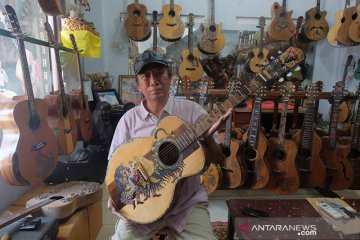 Seniman ukir di Bali pasarkan gitar hingga mancanegara lewat medsos
