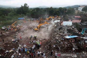 Sebuah bangunan lima lantai runtuh di India, puluhan orang masih terjebak di reruntuhan