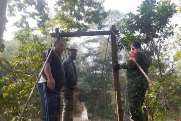 Jembatan gantung di Sukabumi putus saat dilintasi, belasan orang luka