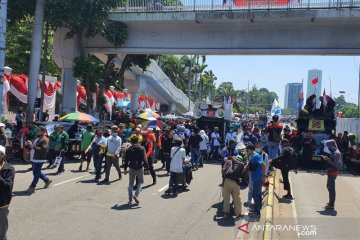 Buruh peserta aksi di depan DPR RI membubarkan diri