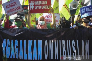 Aksi buruh tolak omnibus law di Surabaya