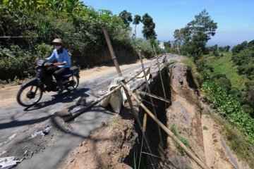 Jalan rawan longsor di lereng Gunung Merbabu