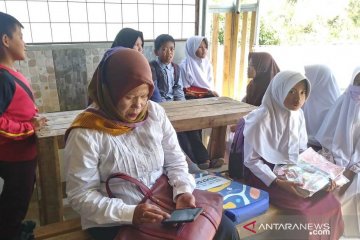 Istri seorang anggota TNI buka akses wifi gratis bagi pelajar