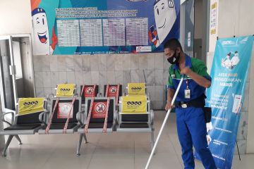 Bersihkan sarana umum di Stasiun KA Tanjungkarang