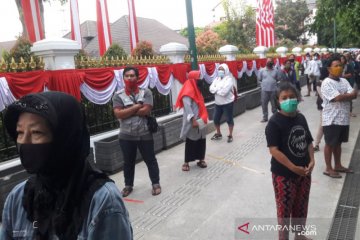 Presiden Jokowi bagikan 1.000 paket sembako untuk warga Yogyakarta