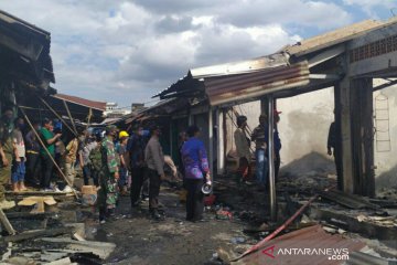 Puluhan kios pakaian Pasar Griya Palembang terbakar
