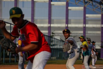 Atlet softball kembali berlatih