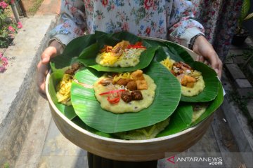 Tradisi berbagi bubur Asyura di Kudus