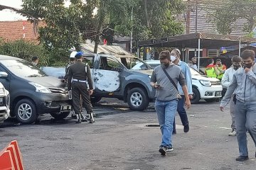 Dua anggota polisi terluka dan mobil Wakapolsek Ciracas dibakar
