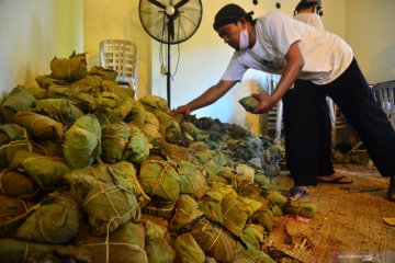 Tradisi membagi nasi jangkrik saat pandemi COVID-19