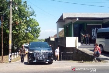 Presiden Jokowi nyekar di makam ibunda Sudjiatmi di Karanganyar