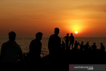 Menikmati indahnya pemandangan sunset di pantai Tanjung Layar Putih di Makassar