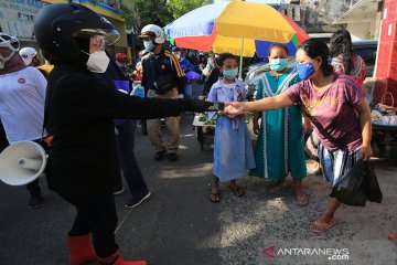 Wali Kota Surabaya blusukan ke pasar ingatkan warga pakai masker