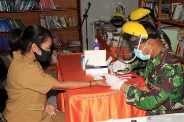 Lanud El Tari gelar tes cepat bagi puluhan guru di Kupang