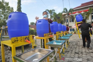 104 masjid di Padang terima bantuan tempat cuci tangan portabel