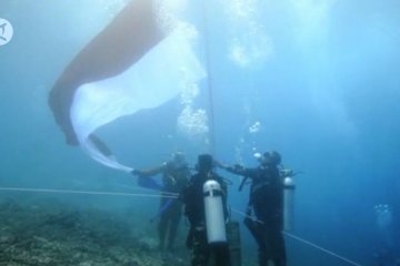 100 penyelam Kota Ternate kibarkan bendera di bawah laut
