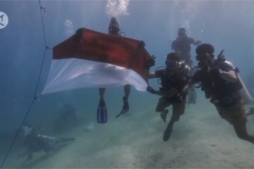 Komunitas Menyelam upacara bendera di bawah Laut Raja Ampat