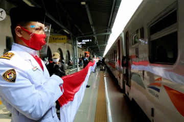 Merah Putih membentang di dalam gerbong kereta api Serayu