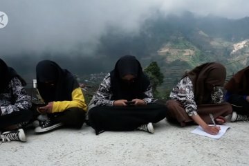 Siswa di lereng Dieng belajar di atap rumah