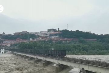 Banjir besar, kereta barang angkutan berat ditarik ke Jembatan Fujiang
