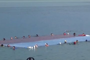 Bendera 8x17 meter dibentangkan di tengah laut Palu