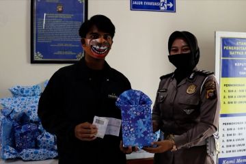 Gunakan masker unik, dapat kado dari petugas