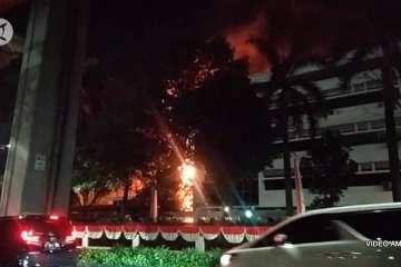 Api masih membakar kantor Kejaksaan Agung RI