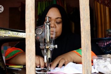 Guru Madrasah ciptakan industri masker rumahan di Pontianak