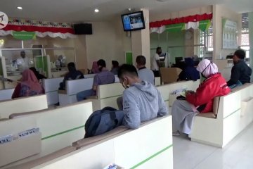 Jelang pencairan BSU Kantor BPJS Naker dipadati pekerja