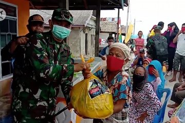 Kodim Kendari bagikan paket sembako & masker untuk warga desa pesisir