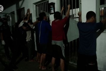 Petugas geledah sel tahanan Rutan Batang