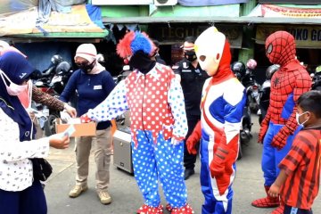 Polres Tangerang Kota ajak Spider-Man & Ultraman bagikan masker