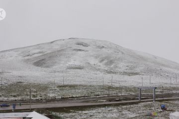 Salju turun di tengah musim panas di Gansu, China