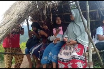 Siswa di Palupuh naik turun bukit mencari sinyal untuk belajar