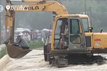 Pengemudi ekskavator selamatkan pria terjebak banjir di Shandong